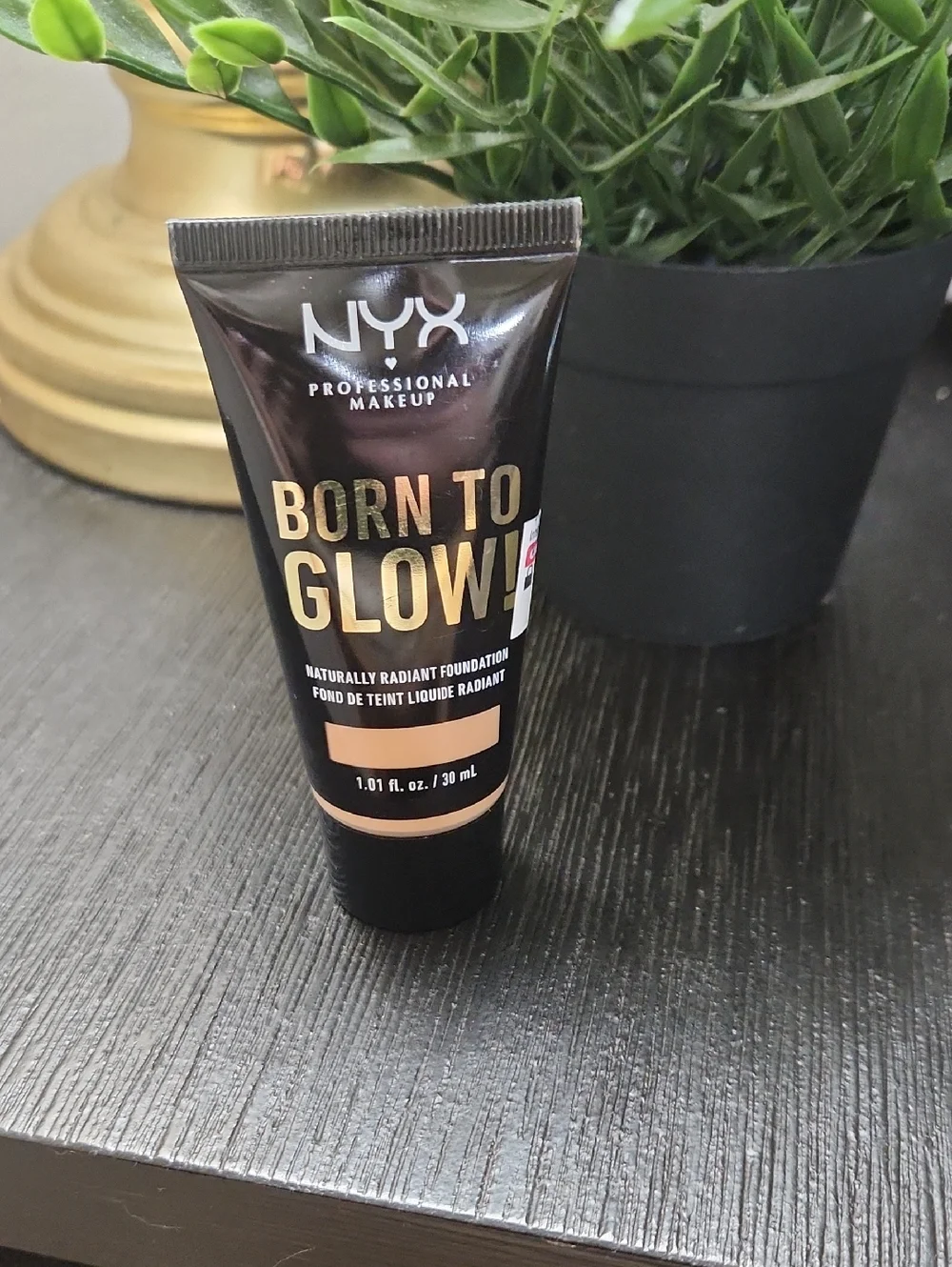 NYX : Born to Glow Natural  Radiant Foundation: Soft Beige